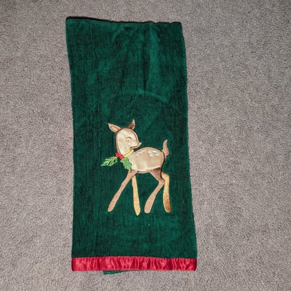 NEW Vintage Embroidered Christmas Holly Berry Leaves Deer Baby Doe Hand Towel - Picture 1 of 3